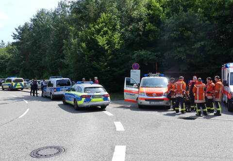 Zahlreiche Polizisten waren in Langensteinbach vor Ort. Gleichwohl standen Feuerwehrleute und Rettungskräfte stundenlang bereit, um im Notfall rasch eingreifen zu können.