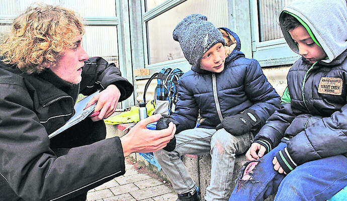 Alexander Bambach (links) bespricht mit zwei Kindern die nächste Einstellung für einen Kurzfilm. Sein erster Kinofilm läuft beim SWR Doku Festival in Stuttgart außer Konkurrenz. Alexander Bambach (links) bespricht mit zwei Kindern die nächste Einstellung für einen Kurzfilm. Sein erster Kinofilm läuft beim SWR Doku Festival in Stuttgart außer Konkurrenz.