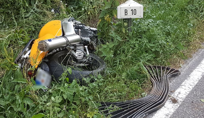 Das sind die Reste einer 750er-Suzuki, auf der ein Vater mit seinem neunjährigen Sohn auf der B10 bei Wilferdingen verunglückte.