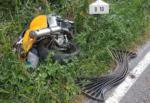 Das sind die Reste einer 750er-Suzuki, auf der ein Vater mit seinem neunjährigen Sohn auf der B10 bei Wilferdingen verunglückte.