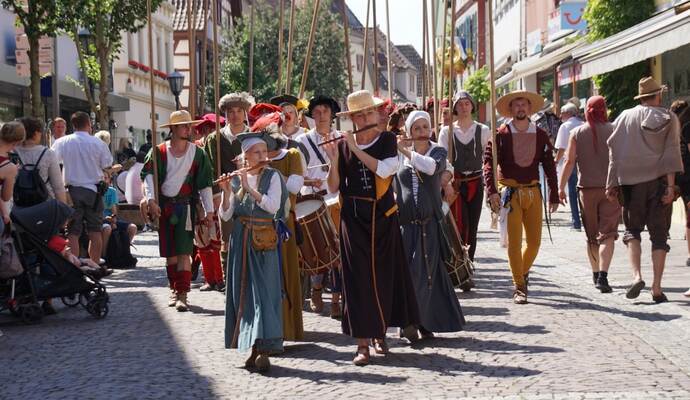 Tausende Besucher strömen zum Brettener Peter-und-Paul-Fest und bewunderten unter anderem die tollen Umzüge in mittelalterlicher Pracht.