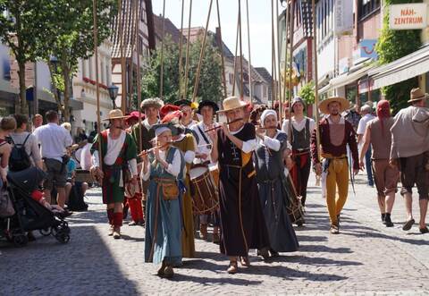 Tausende Besucher strömen zum Brettener Peter-und-Paul-Fest und bewunderten unter anderem die tollen Umzüge in mittelalterlicher Pracht.