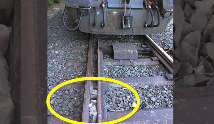 In eine Weiche verkeilte Steine (Kreis) hätten fast den Klosterstadt-Express bei Maulbronn entgleisen lassen können.
