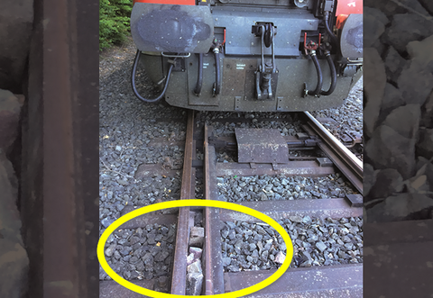 In eine Weiche verkeilte Steine (Kreis) hätten fast den Klosterstadt-Express bei Maulbronn entgleisen lassen können.