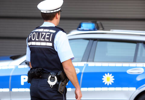 Erst mit einer zweiten Streifenwagenbesatzung war es laut Polizei möglich, den Mann in Gewahrsam zu nehmen.