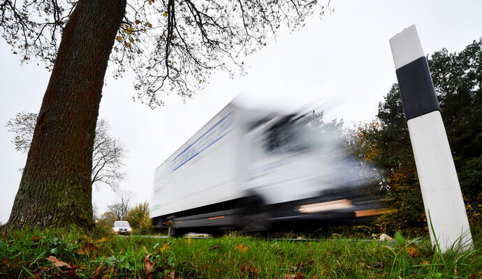 Aus bislang unbekannter Ursache ist der Lkw-Fahrer von der Straße ab und kippte um. Aus bislang unbekannter Ursache ist der Lkw-Fahrer von der Straße ab und kippte um.