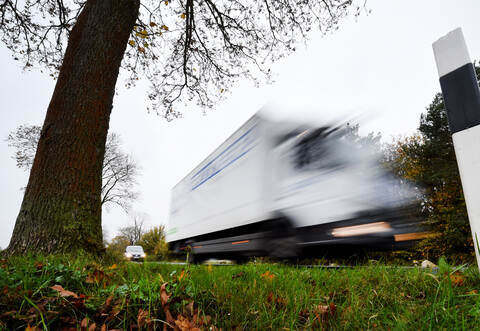 Aus bislang unbekannter Ursache ist der Lkw-Fahrer von der Straße ab und kippte um.
