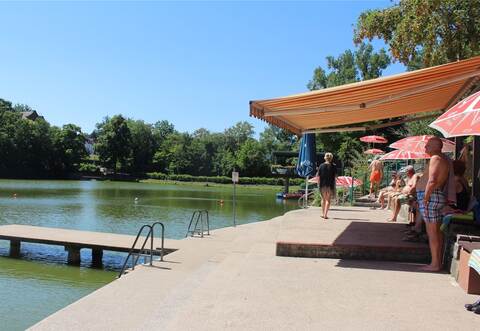 So ruhig und gelassen wie im vergangenen Sommer am „Tiefen See“ ist die aktuelle Situation nicht. Seit Öffnung des Badegewässers Ende Mai werden die Corona-Vorschriften nicht von allen Badegästen eingehalten.
