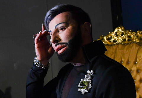 Der in Maulbronn-Zaisersweiher geborene Modeschöpfer Harald Glööckler (53) berichtet von sexuellem Missbrauch in seiner Kindheit.