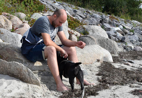 Der 30-jährige Chris aus Maulbronn verbrint am liebsten Zeit mit seiner Familie und seinem Hund. Nun benötigt er dringend einen Stammzellenspender, damit er weiterleben kann.