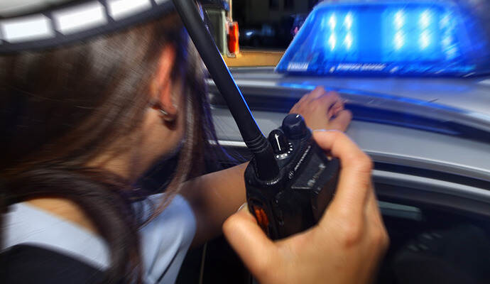 Die Polizei sucht jetzt Zeugen des Vorfalls und den Unfallverursacher. Die Polizei sucht jetzt Zeugen des Vorfalls und den Unfallverursacher.