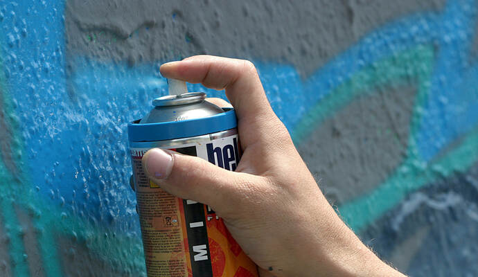 In Stein und Eisingen haben Unbekannte am vergangenen Wochenende mehrere Gebäude und Fahrbahnen beschmiert.