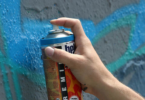 In Stein und Eisingen haben Unbekannte am vergangenen Wochenende mehrere Gebäude und Fahrbahnen beschmiert.