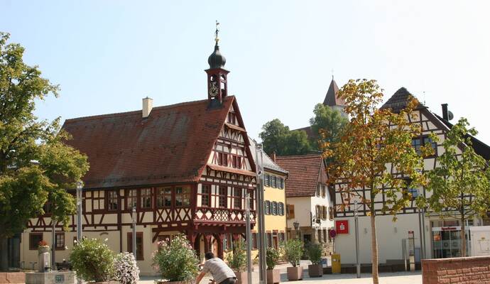 Der Telefon- und E-Mail-Empfang ist im Königsbacher Rathaus wegen eines Wasserschadens eingeschränkt.
