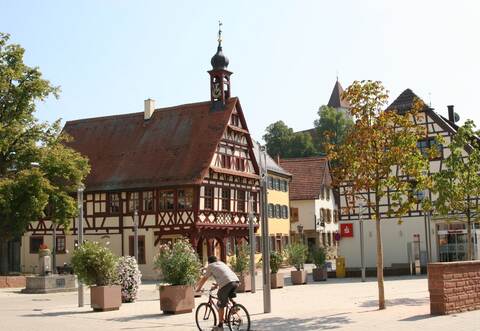 Der Telefon- und E-Mail-Empfang ist im Königsbacher Rathaus wegen eines Wasserschadens eingeschränkt.