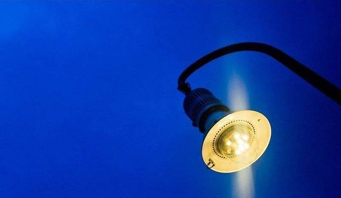Die Fahrerin kam von der Fahrbahn ab und prallte gegen einen Laternenmast. Die Fahrerin kam von der Fahrbahn ab und prallte gegen einen Laternenmast.