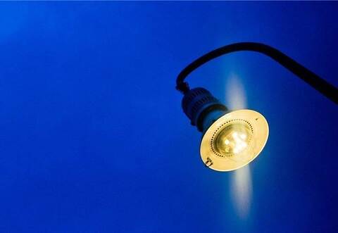 Die Fahrerin kam von der Fahrbahn ab und prallte gegen einen Laternenmast.