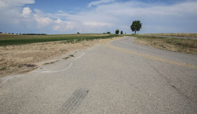 Nur Polizeimarkierungen zeugen noch vom tödlichen Unfall auf dem landwirtschaftlichen Weg an der Kreisstraße zwischen Ispringen und Göbrichen. Nur Polizeimarkierungen zeugen noch vom tödlichen Unfall auf dem landwirtschaftlichen Weg an der Kreisstraße zwischen Ispringen und Göbrichen.