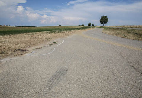 Nur Polizeimarkierungen zeugen noch vom tödlichen Unfall auf dem landwirtschaftlichen Weg an der Kreisstraße zwischen Ispringen und Göbrichen.