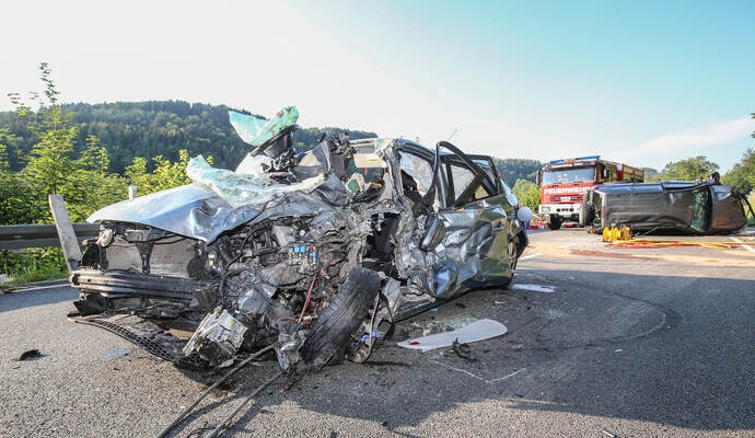 Das komplett zerstörte Wrack eines Autos auf der B294 zeugt von dem tragischen Unfall.
