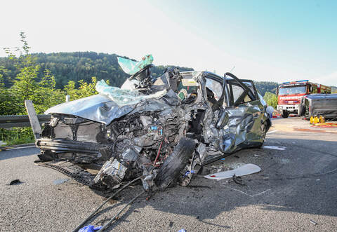 Das komplett zerstörte Wrack eines Autos auf der B294 zeugt von dem tragischen Unfall.