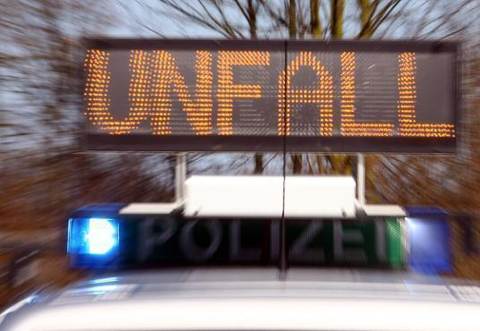 Bei der Kollision wurde eine Beifahrerin leicht verletzt und in ein Krankenhaus gebracht.