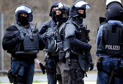 Kräfte des SEK haben am Donnerstagmorgen insgesamt drei Wohnungen in Pforzheim und Neulingen durchsucht.