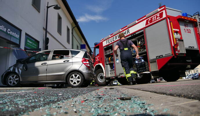 Unzählige Einsatzkräfte waren beim spektakulären Unfall in Bretten vor Ort.