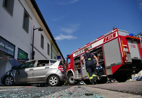 Unzählige Einsatzkräfte waren beim spektakulären Unfall in Bretten vor Ort.