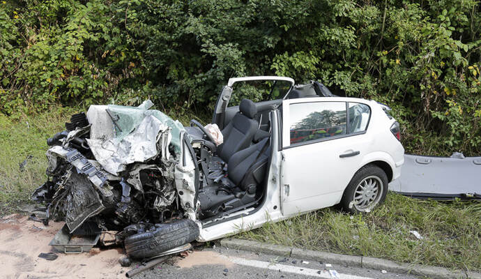 Schwer verletzt musste der 20-jährige Opel-Fahrer aus dem Fahrzeugwrack gerettet werden. Schwer verletzt musste der 20-jährige Opel-Fahrer aus dem Fahrzeugwrack gerettet werden.