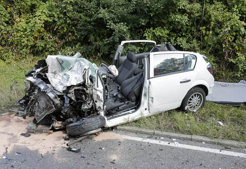 Schwer verletzt musste der 20-jährige Opel-Fahrer aus dem Fahrzeugwrack gerettet werden.