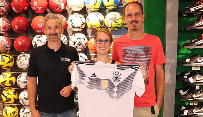 Strahlender Sieger Stefan Schlittenhardt (rechts) mit Freundin Susanne Zipse und Mario Elsässer von Intersport Elsässer in Pforzheim.