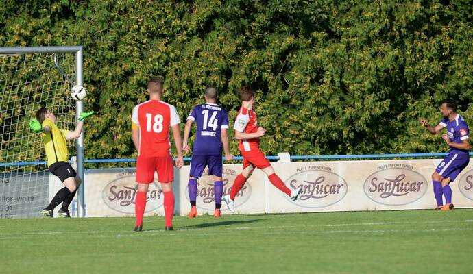 Mit seinem Tor zum 2:0 für Nöttingen sorgte Leutrim Neziraj (rechts) für die Vorentscheidung; links der Durlacher Torhüter Mathias Dörrich. 