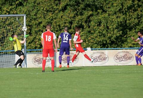 Mit seinem Tor zum 2:0 für Nöttingen sorgte Leutrim Neziraj (rechts) für die Vorentscheidung; links der Durlacher Torhüter Mathias Dörrich. 