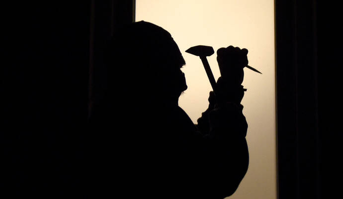 Gewaltsam verschafften sich die Einbrecher Zutritt zu dem Haus.