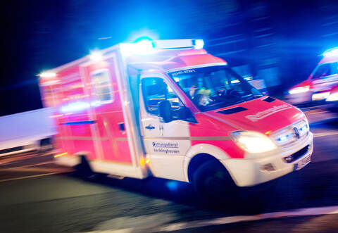 Mit einem Rettungswagen wurde der Mann ins Krankenhaus gebracht. Er schwebt in Lebensgefahr.