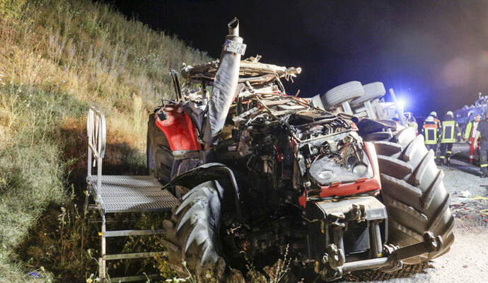 Das Führerhaus des Traktors wurde bei dem Unfall zerstört, der 50-jährige Fahrer schwer verletzt darin eingeklemmt.