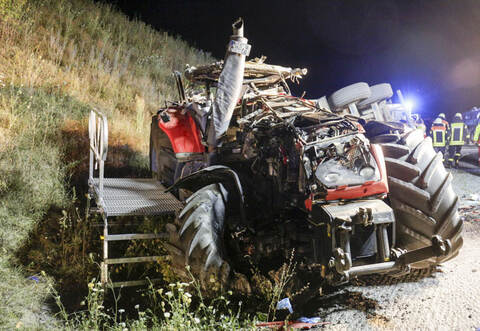 Das Führerhaus des Traktors wurde bei dem Unfall zerstört, der 50-jährige Fahrer schwer verletzt darin eingeklemmt.