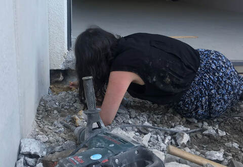 Jimmy scheint sein Glück noch gar nicht zu realisieren und traut sich nicht aus der Garage.