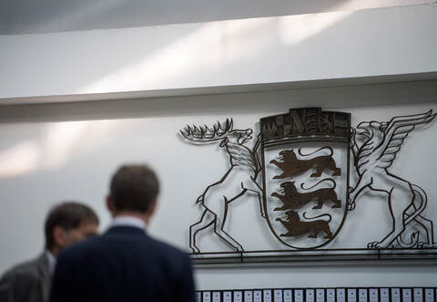 Rechtsanwälte während dem Auftakt eines Terrorprozesses gegen vier mutmaßliche Mitglieder der Terrororganisation "Dschabhat al-Nusra" vor dem Oberlandesgericht in Stuttgart.