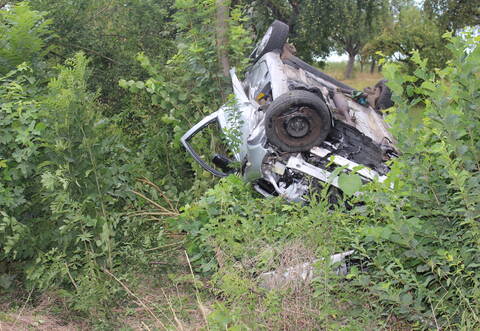 Aus diesem demolierten Toyota musste die 56-jährige Fahrerin von Rettungskräften befreit werden.