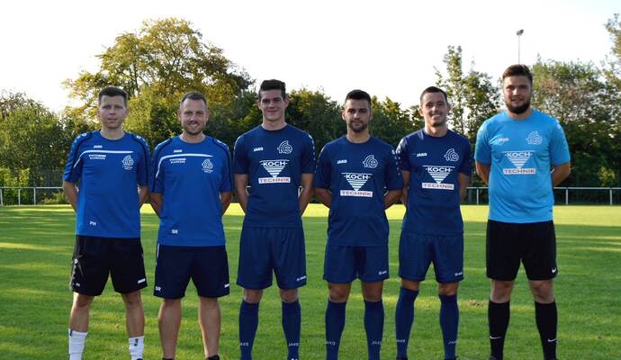 Die Neuzugänge der 1. Mannschaft des 1. FC Ersingen. Von links: Manager Philipp Huber, Trainer Stefan Rapp, Dennis Bechtold-Herzog, André Bleich, Spieler-Co-Trainer Florian Ritter, Yannick Wiedensohler