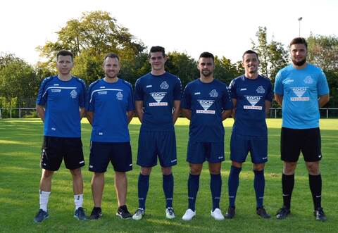 Die Neuzugänge der 1. Mannschaft des 1. FC Ersingen. Von links: Manager Philipp Huber, Trainer Stefan Rapp, Dennis Bechtold-Herzog, André Bleich, Spieler-Co-Trainer Florian Ritter, Yannick Wiedensohler