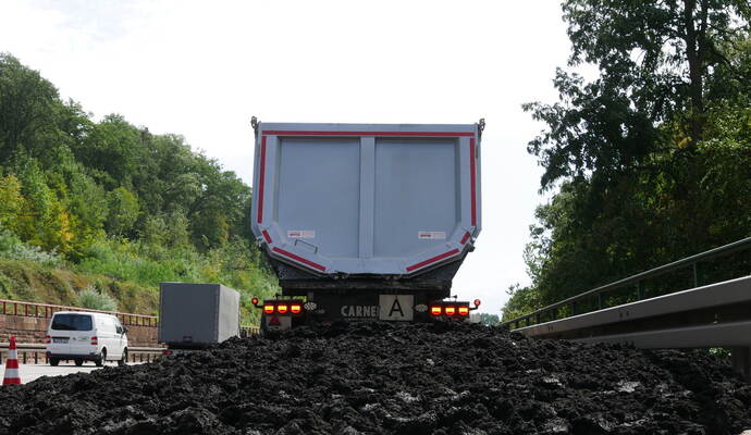 Jede Menge Klärschlamm hat der Sattelzug auf der A8 verloren. Jede Menge Klärschlamm hat der Sattelzug auf der A8 verloren.