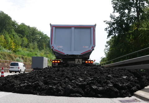 Jede Menge Klärschlamm hat der Sattelzug auf der A8 verloren.