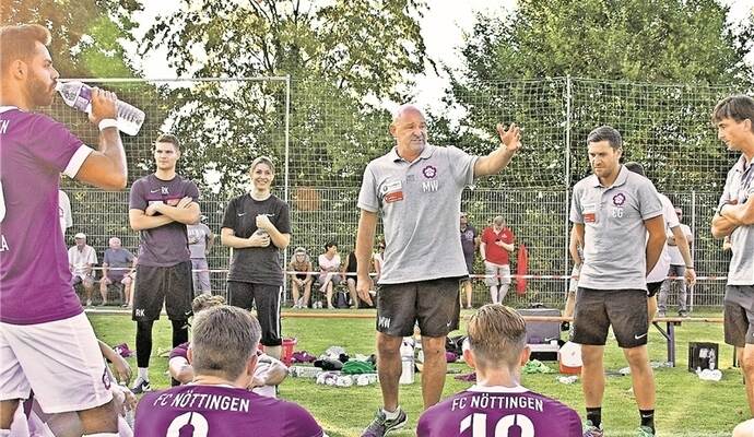 Beim FC Nöttingen hat Michael Wittwer (Mitte) nach zweijähriger Auszeit wieder als Trainer das Sagen. In den Pokalspielen hat sich seine Mannschaft schon sehr gut präsentiert. Foto: Becker/PZ-Archiv