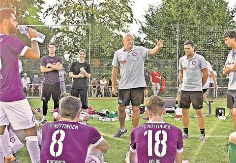 Beim FC Nöttingen hat Michael Wittwer (Mitte) nach zweijähriger Auszeit wieder als Trainer das Sagen. In den Pokalspielen hat sich seine Mannschaft schon sehr gut präsentiert. Foto: Becker/PZ-Archiv