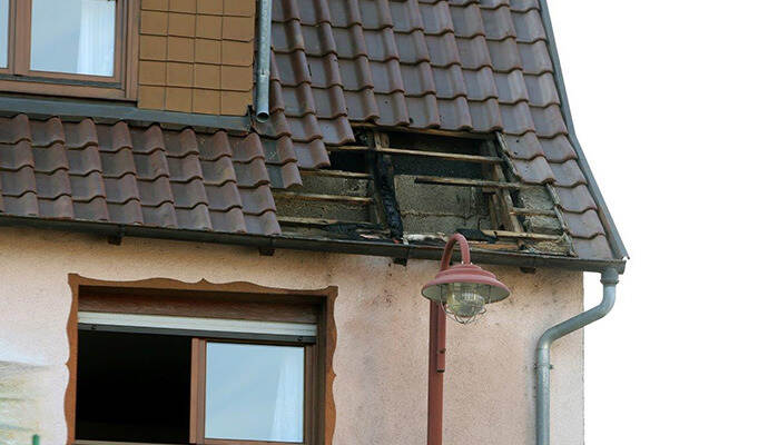 Eine weggeworfene Zigarette hat am Donnerstagmorgen einen Feuerwehreinsatz ausgelöst.
