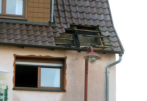 Eine weggeworfene Zigarette hat am Donnerstagmorgen einen Feuerwehreinsatz ausgelöst.