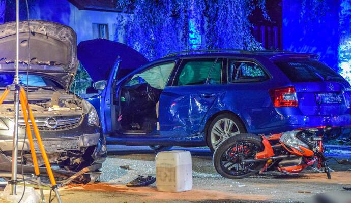 Für einen 17-jährigen Krad-Fahrer kam bei einem Unfall in Gondelsheim jede Hilfe zu spät. Er starb noch am Unfallort an seinen schweren Verletzungen. Für einen 17-jährigen Krad-Fahrer kam bei einem Unfall in Gondelsheim jede Hilfe zu spät. Er starb noch am Unfallort an seinen schweren Verletzungen.